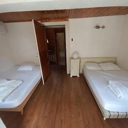 Holiday home Agreable Maison De Avec Cheminee Bagneres-de-Luchon