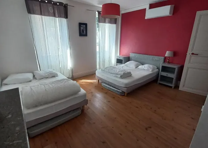 בית נופש Agreable Maison De Avec Cheminee Bagnères-de-Luchon